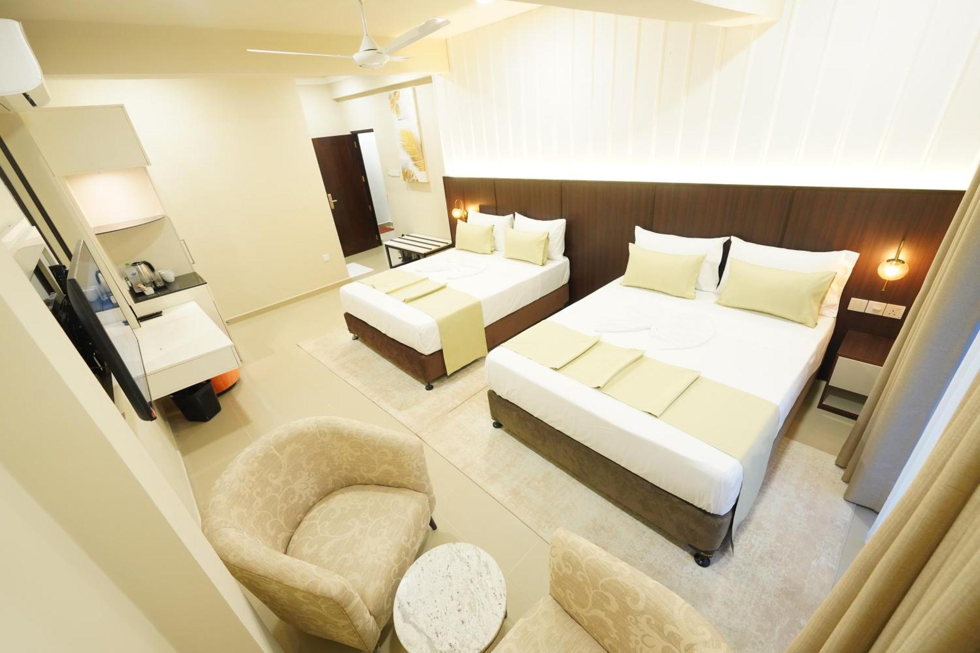 Hotel Grand Amanee 拉特纳普勒 外观 照片
