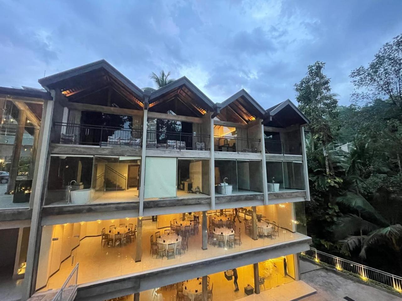 Hotel Grand Amanee 拉特纳普勒 外观 照片