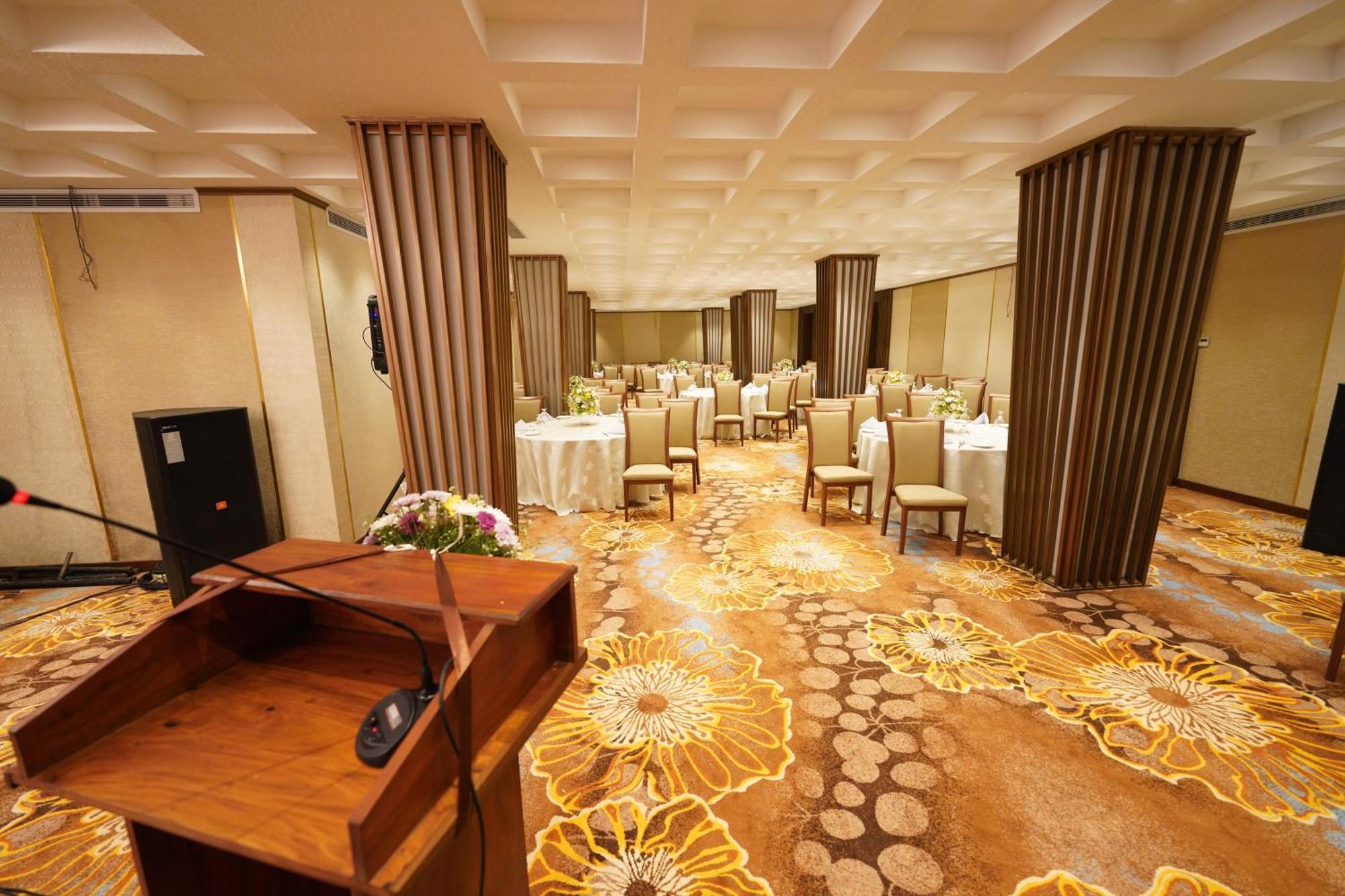 Hotel Grand Amanee 拉特纳普勒 外观 照片
